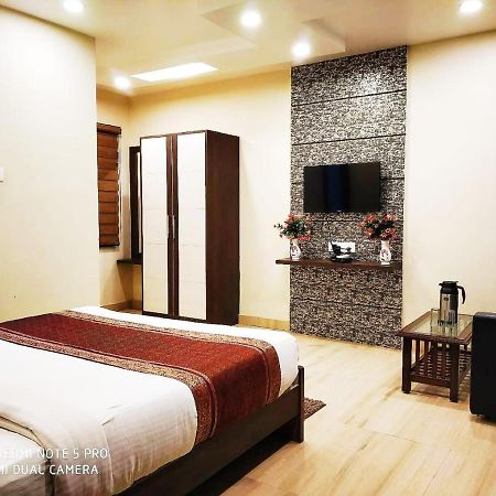 Hotel Aadesh Palace Varanasi Exteriör bild
