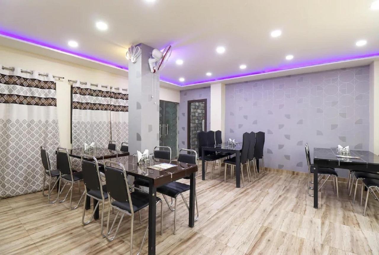 Hotel Aadesh Palace Varanasi Exteriör bild