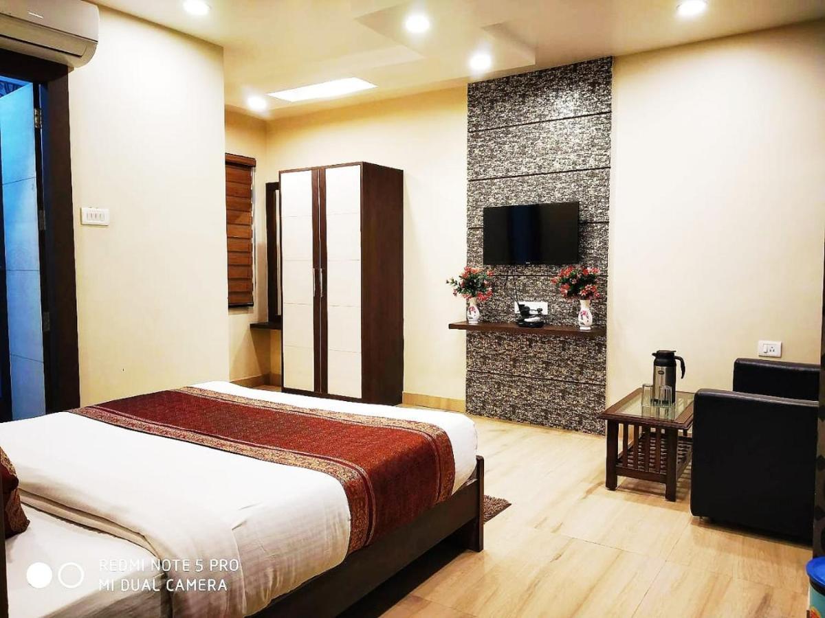 Hotel Aadesh Palace Varanasi Exteriör bild
