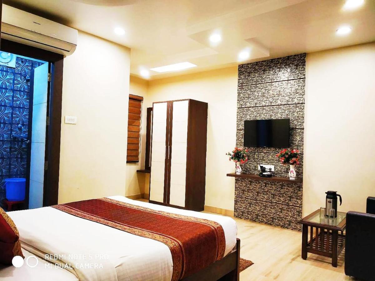 Hotel Aadesh Palace Varanasi Exteriör bild