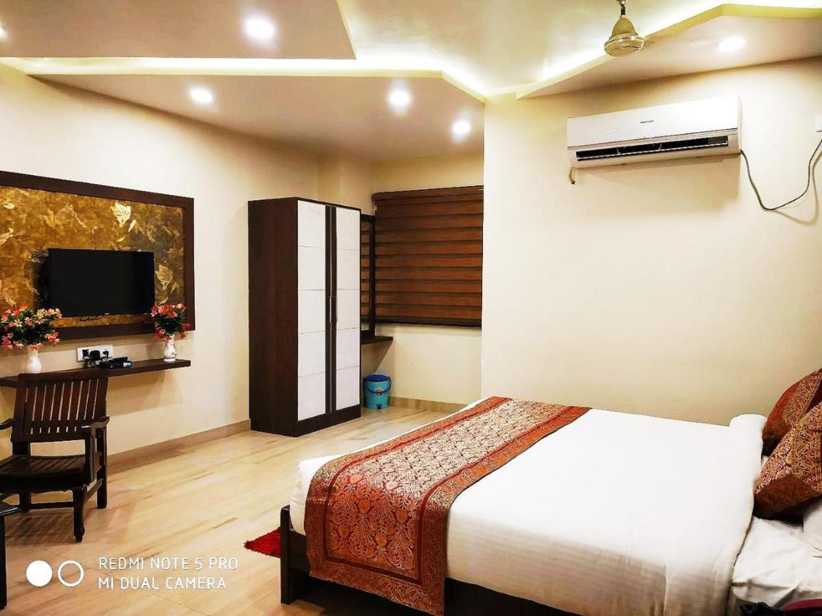 Hotel Aadesh Palace Varanasi Exteriör bild