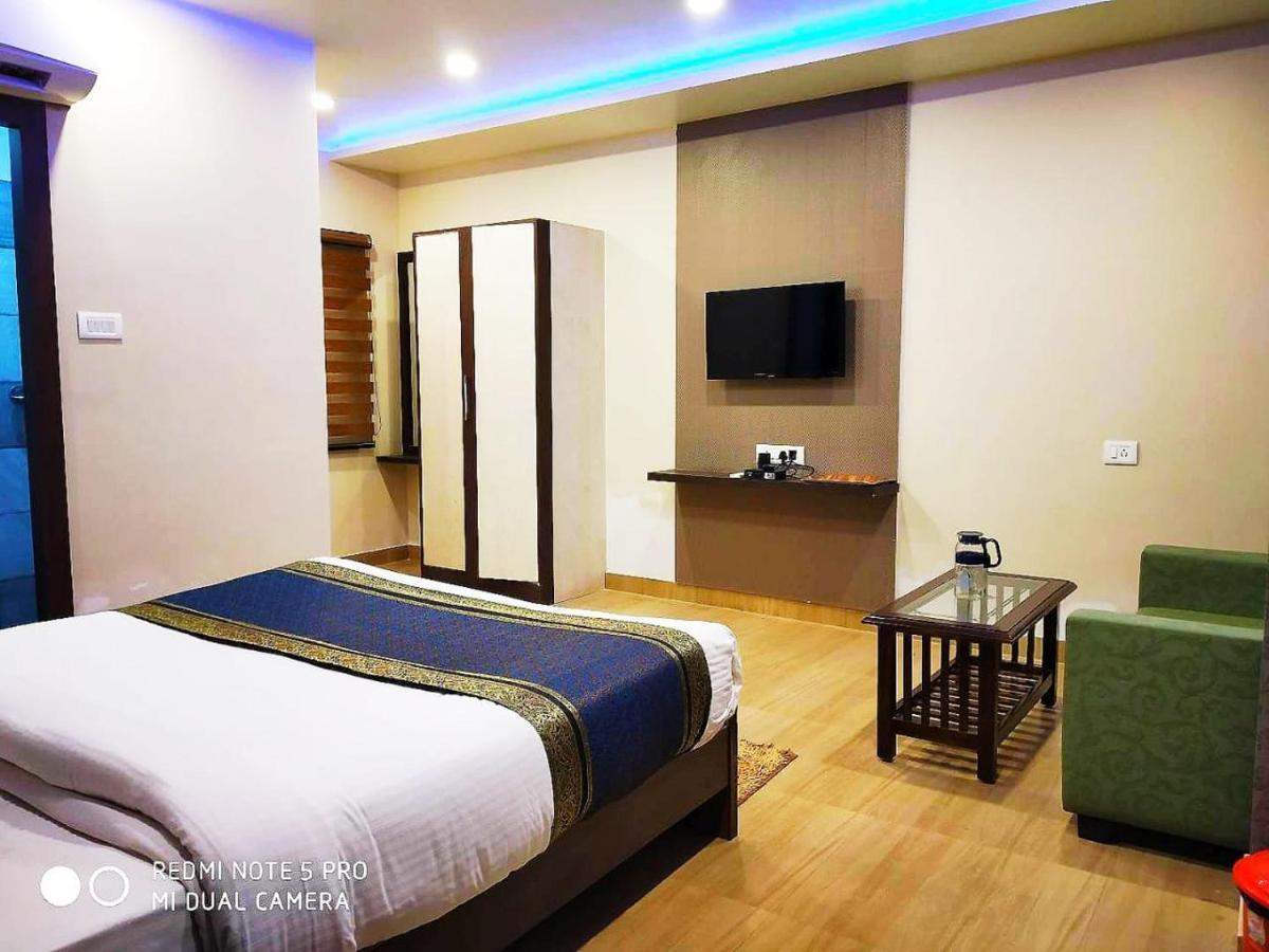 Hotel Aadesh Palace Varanasi Exteriör bild