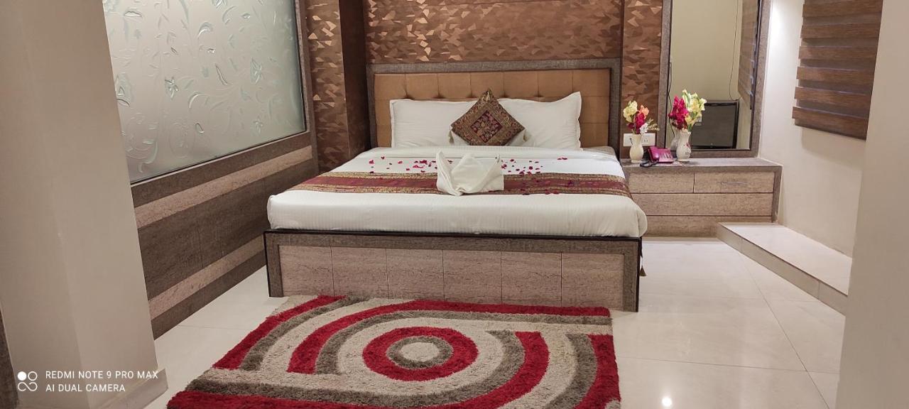 Hotel Aadesh Palace Varanasi Exteriör bild