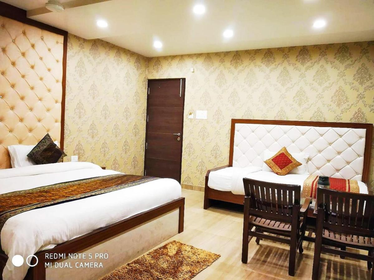 Hotel Aadesh Palace Varanasi Exteriör bild