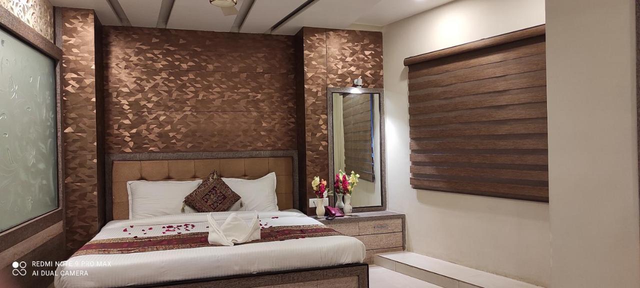 Hotel Aadesh Palace Varanasi Exteriör bild
