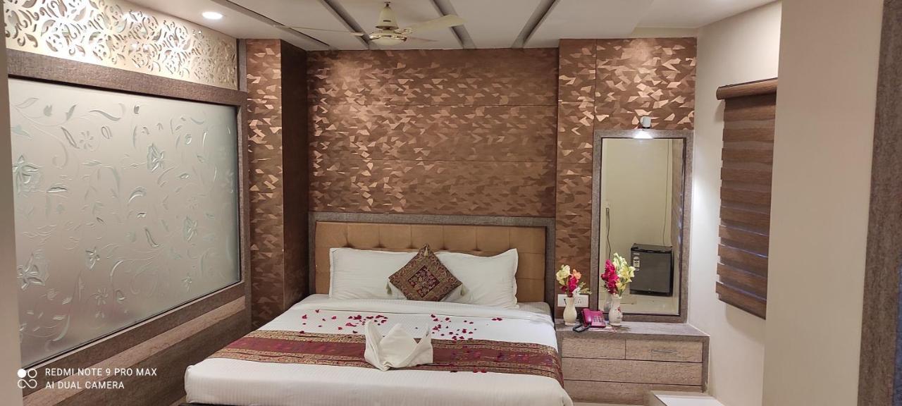 Hotel Aadesh Palace Varanasi Exteriör bild