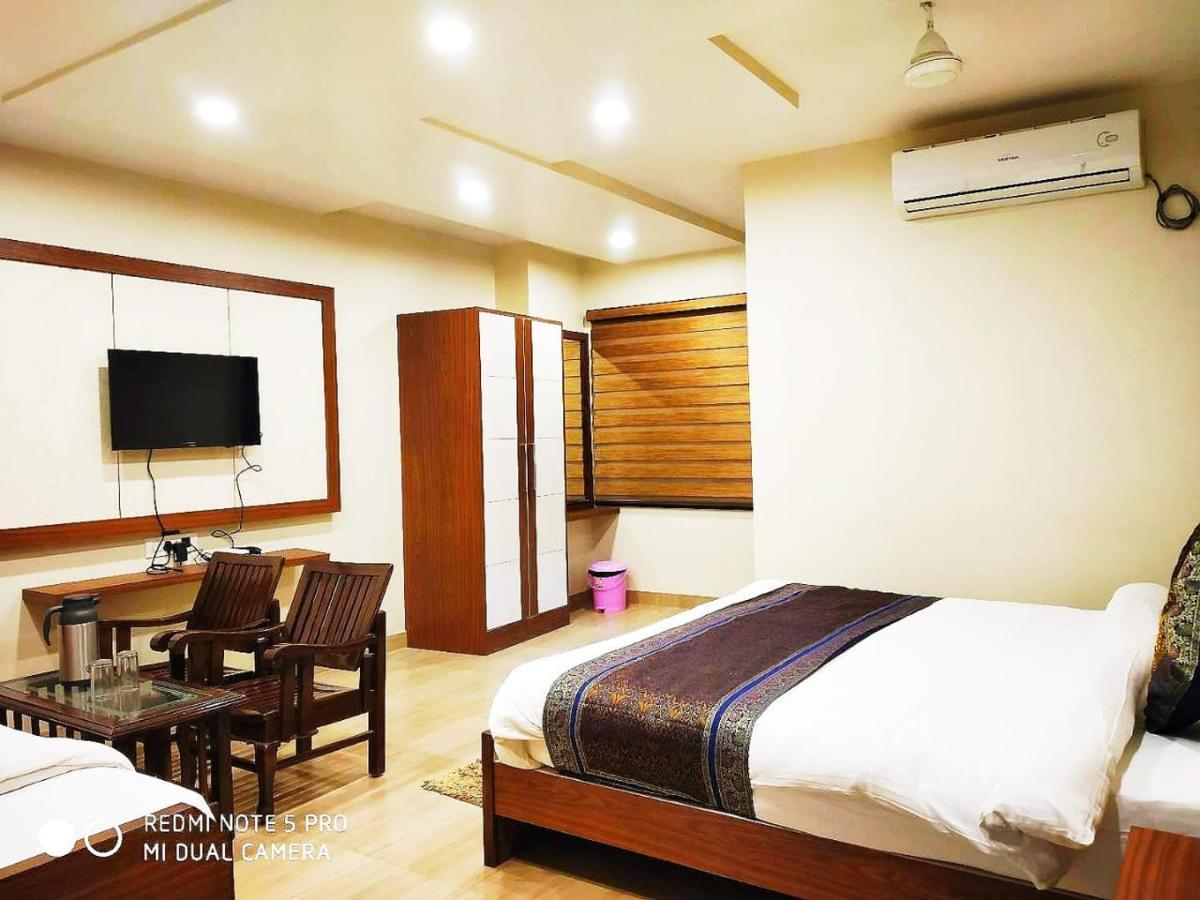 Hotel Aadesh Palace Varanasi Exteriör bild