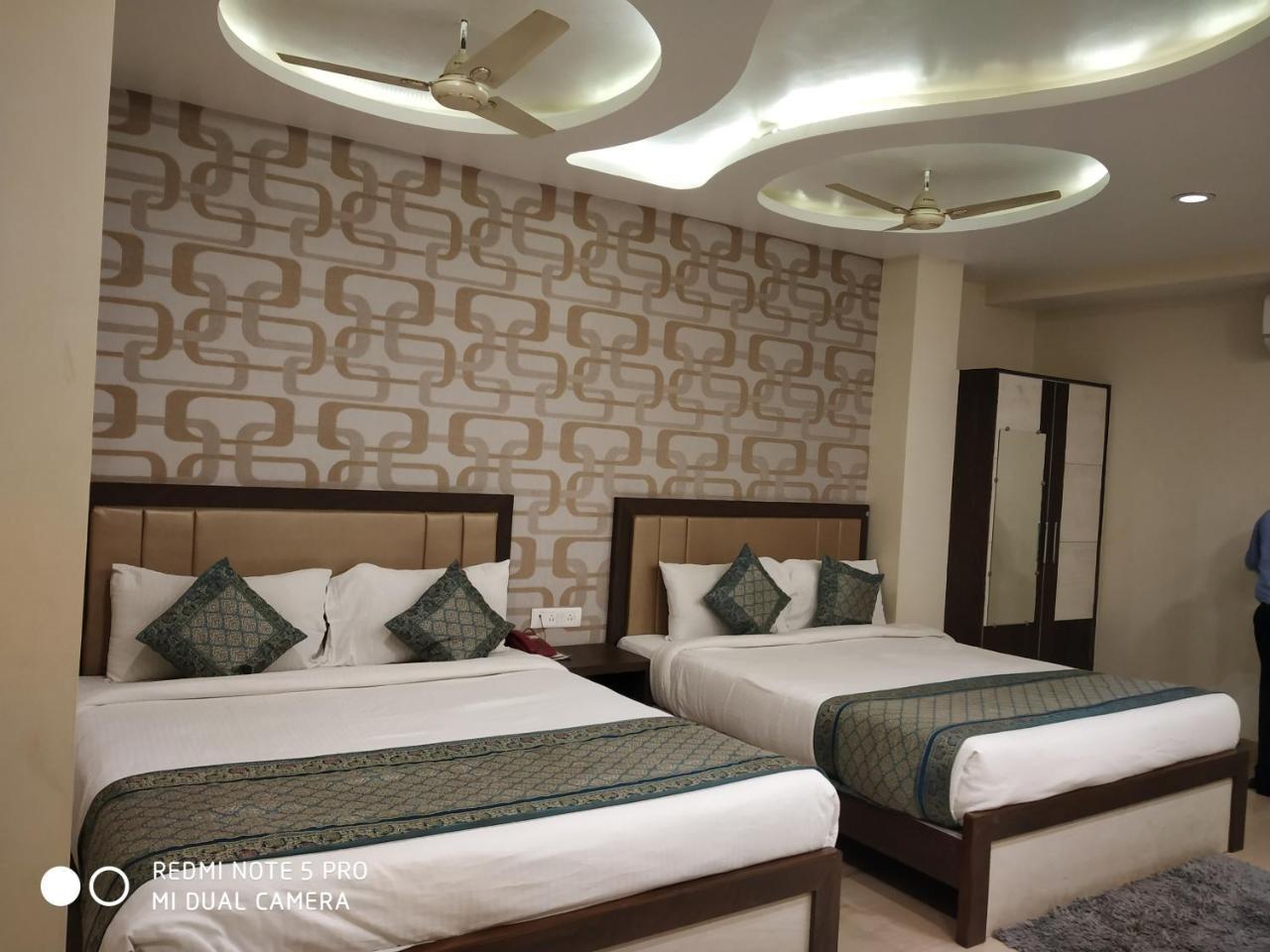 Hotel Aadesh Palace Varanasi Exteriör bild