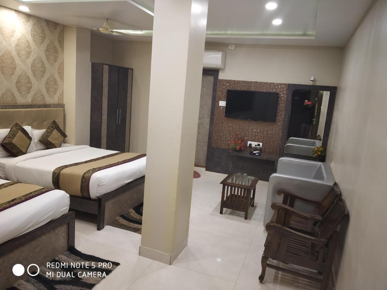 Hotel Aadesh Palace Varanasi Exteriör bild