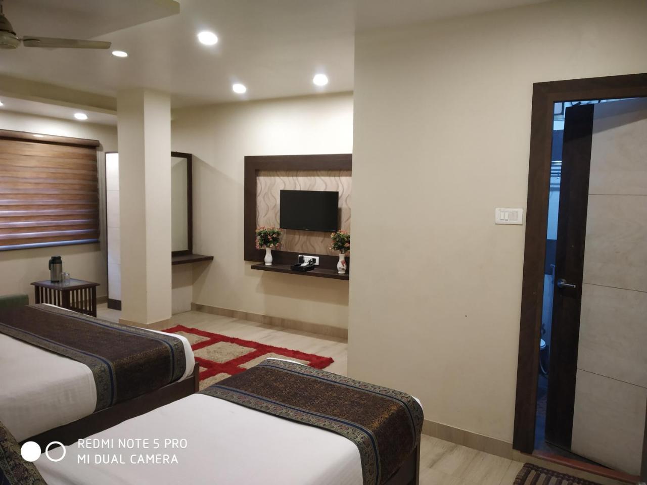 Hotel Aadesh Palace Varanasi Exteriör bild