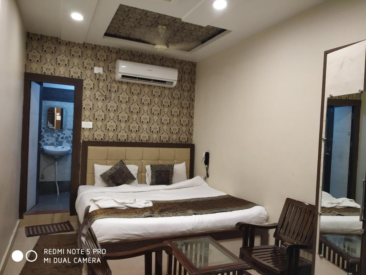 Hotel Aadesh Palace Varanasi Exteriör bild