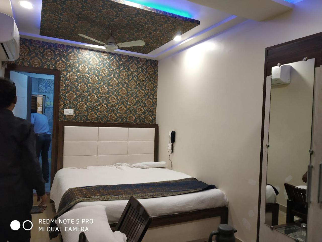 Hotel Aadesh Palace Varanasi Exteriör bild
