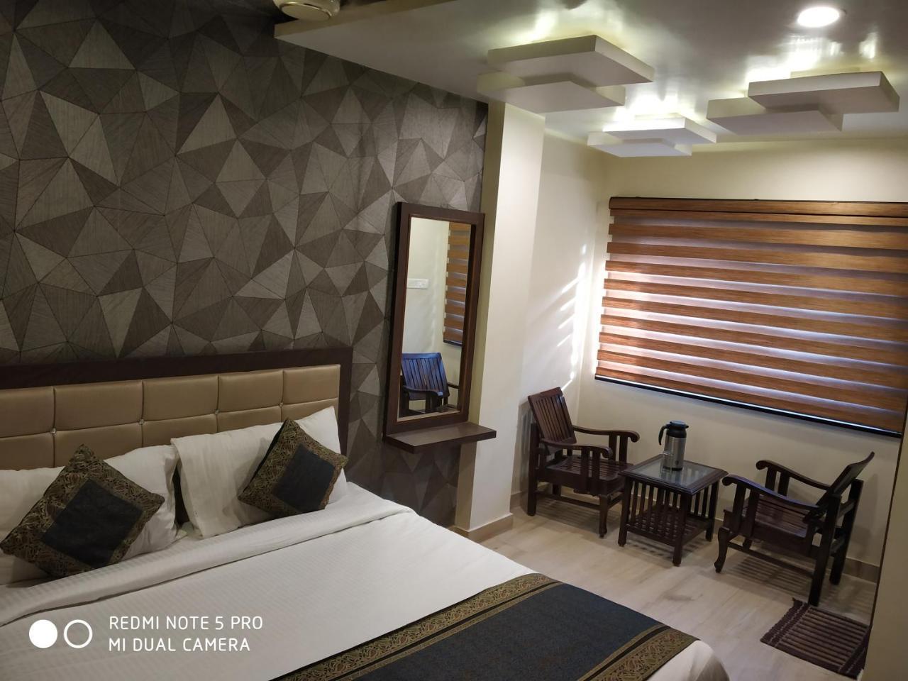 Hotel Aadesh Palace Varanasi Exteriör bild
