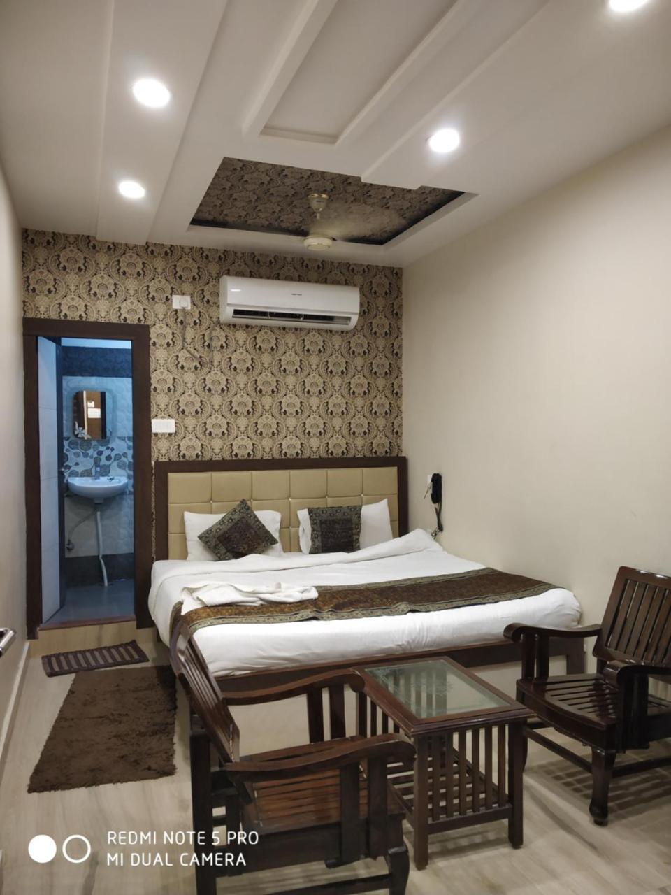 Hotel Aadesh Palace Varanasi Exteriör bild