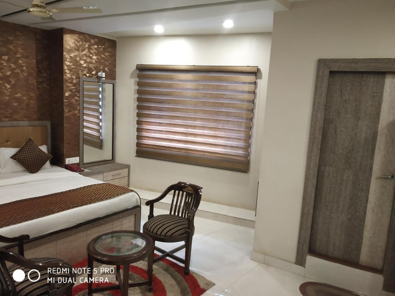 Hotel Aadesh Palace Varanasi Exteriör bild