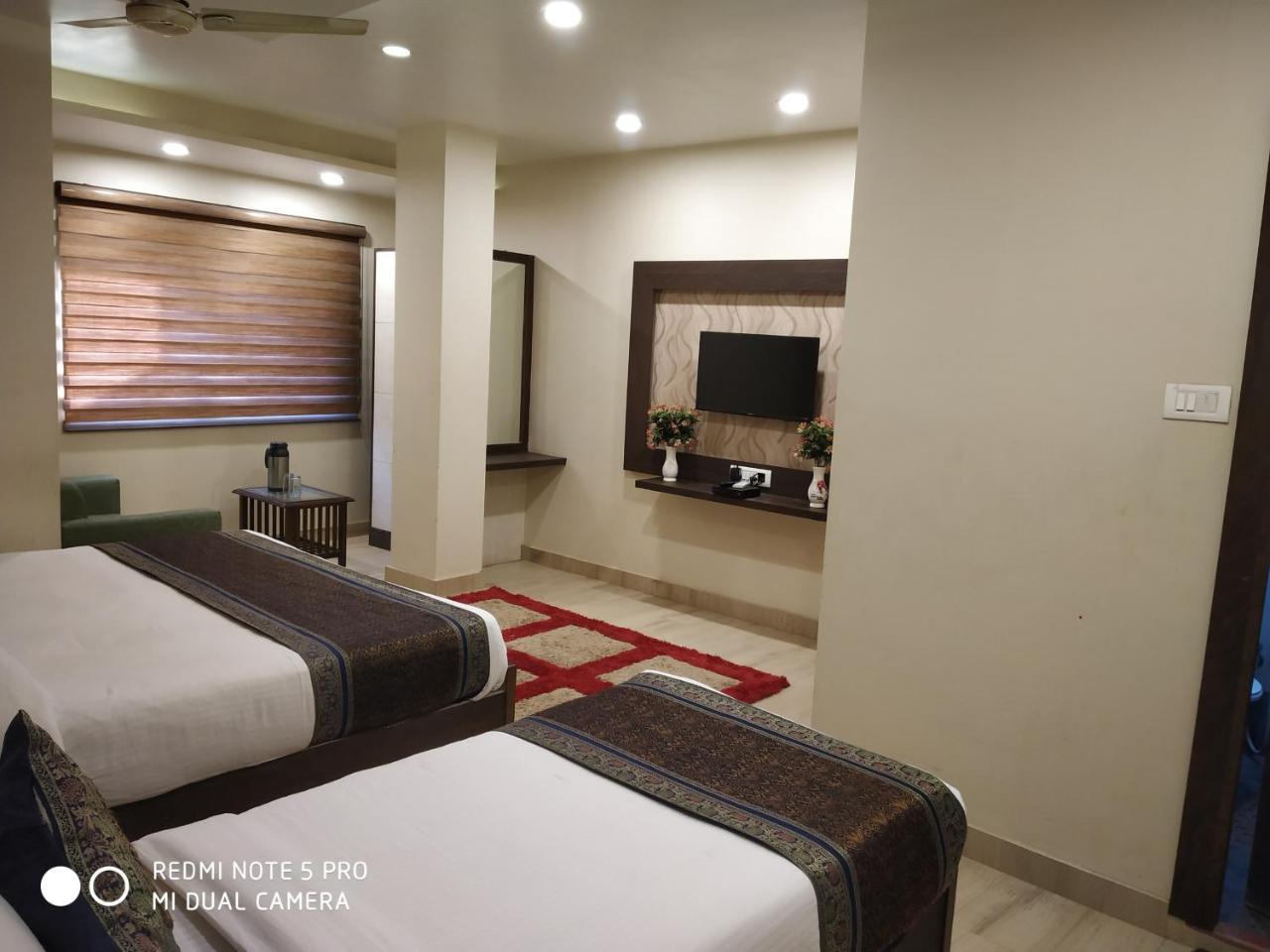 Hotel Aadesh Palace Varanasi Exteriör bild