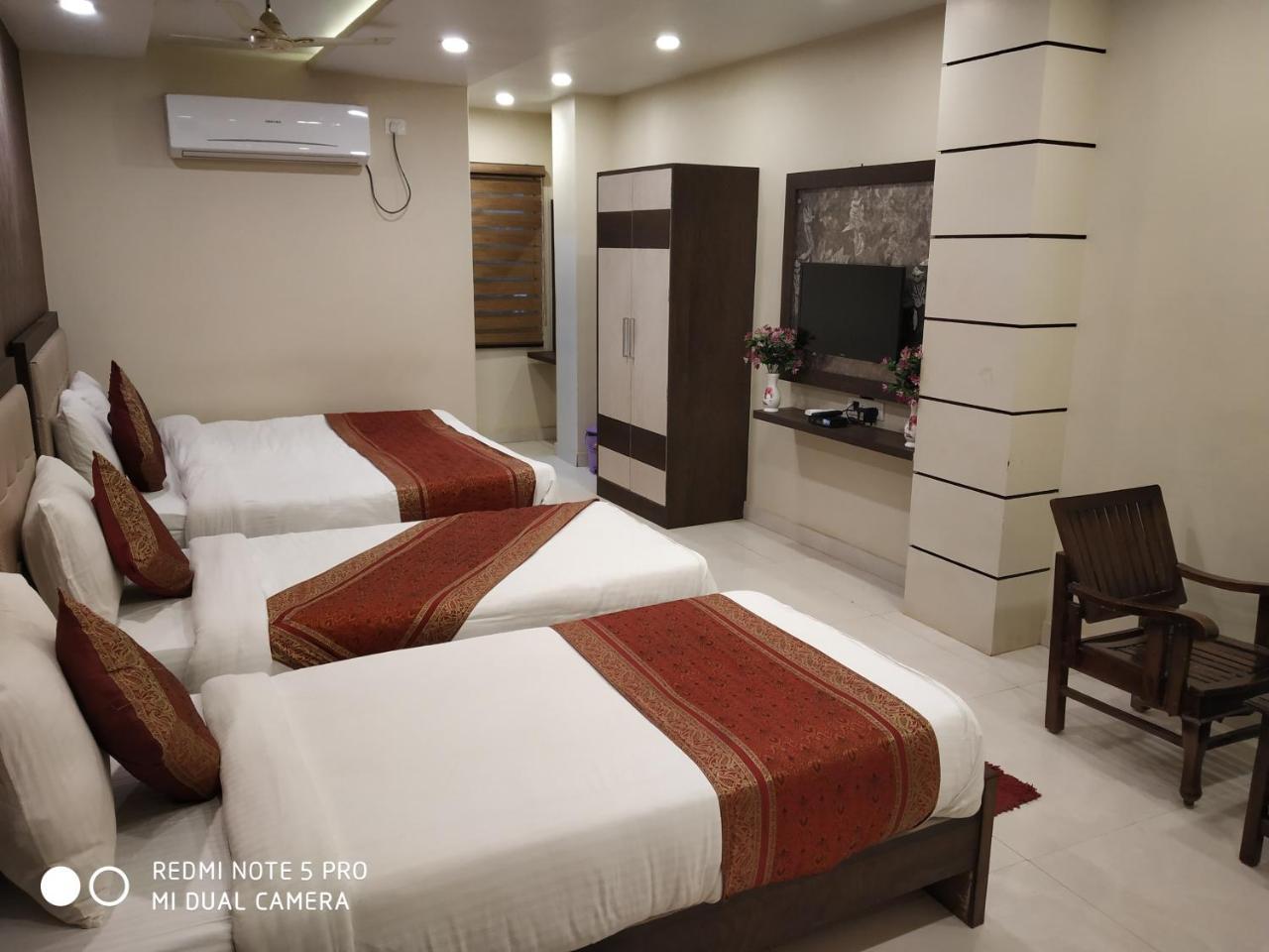 Hotel Aadesh Palace Varanasi Exteriör bild