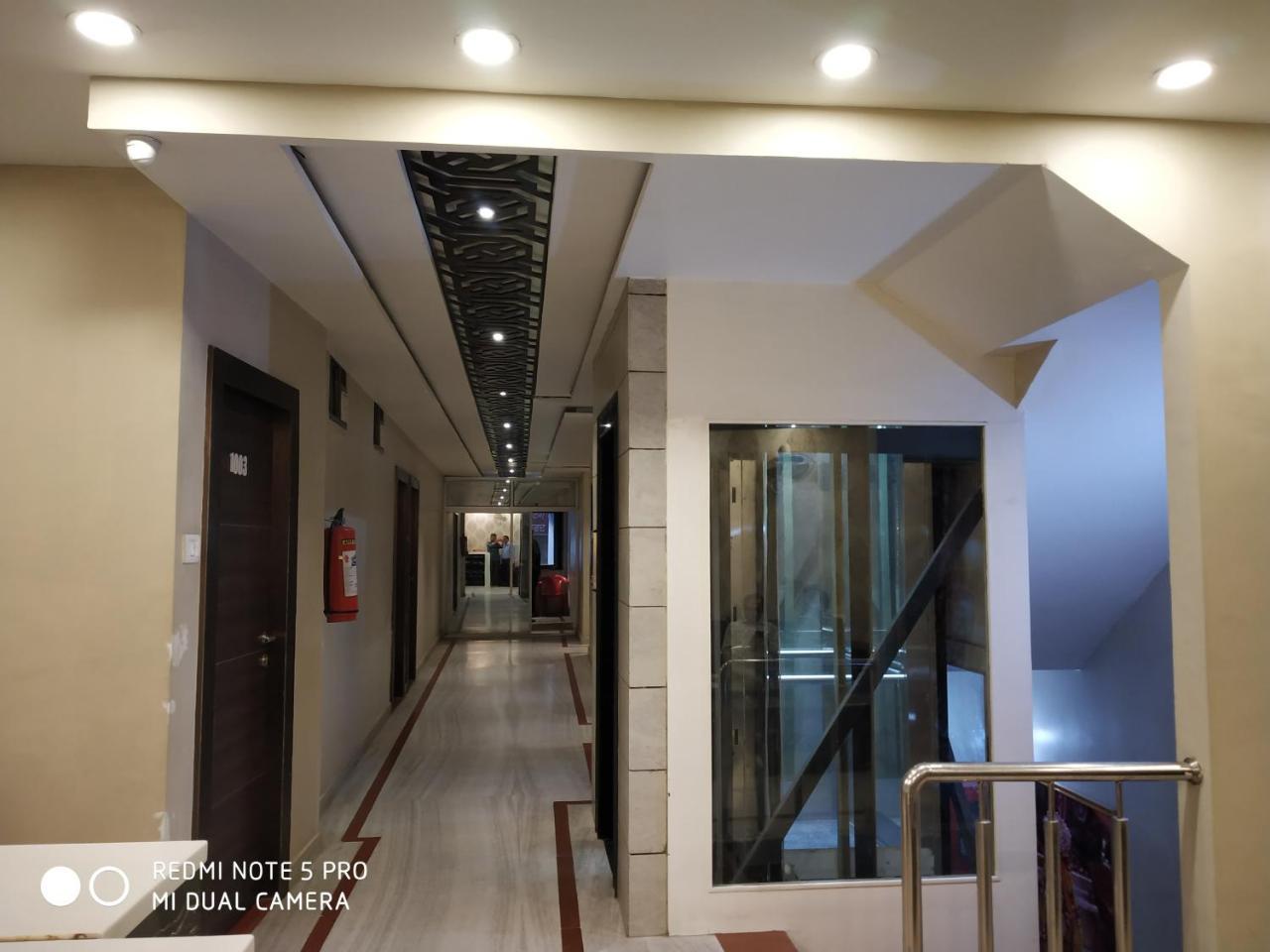 Hotel Aadesh Palace Varanasi Exteriör bild