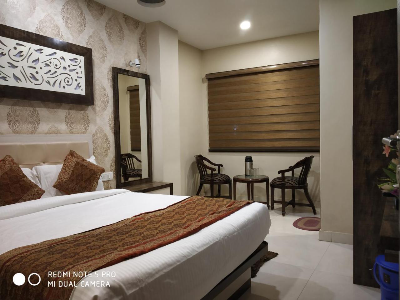 Hotel Aadesh Palace Varanasi Exteriör bild