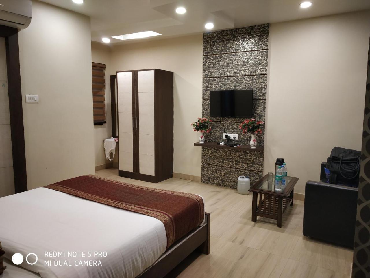 Hotel Aadesh Palace Varanasi Exteriör bild