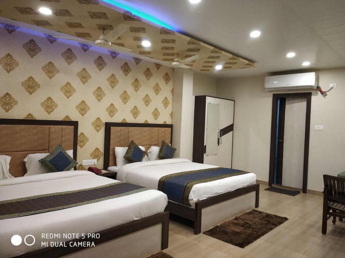 Hotel Aadesh Palace Varanasi Exteriör bild