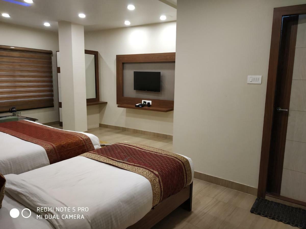 Hotel Aadesh Palace Varanasi Exteriör bild