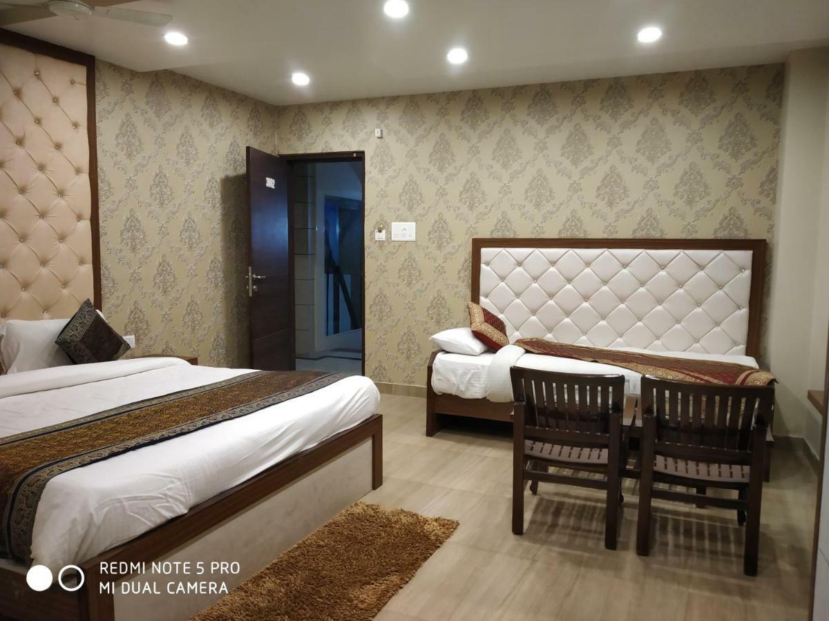 Hotel Aadesh Palace Varanasi Exteriör bild