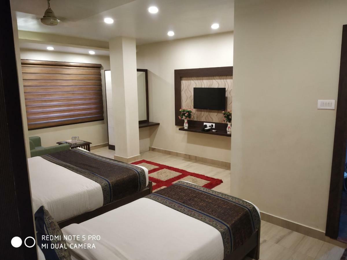 Hotel Aadesh Palace Varanasi Exteriör bild