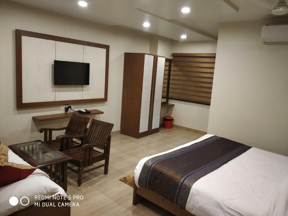 Hotel Aadesh Palace Varanasi Exteriör bild