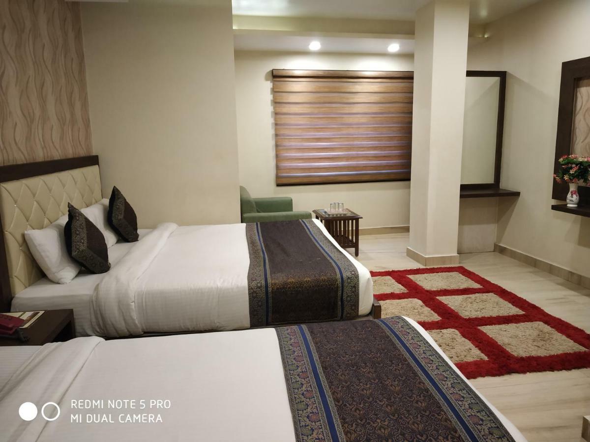 Hotel Aadesh Palace Varanasi Exteriör bild