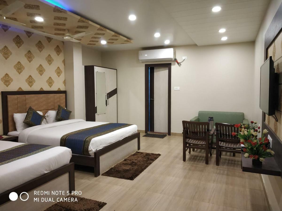 Hotel Aadesh Palace Varanasi Exteriör bild