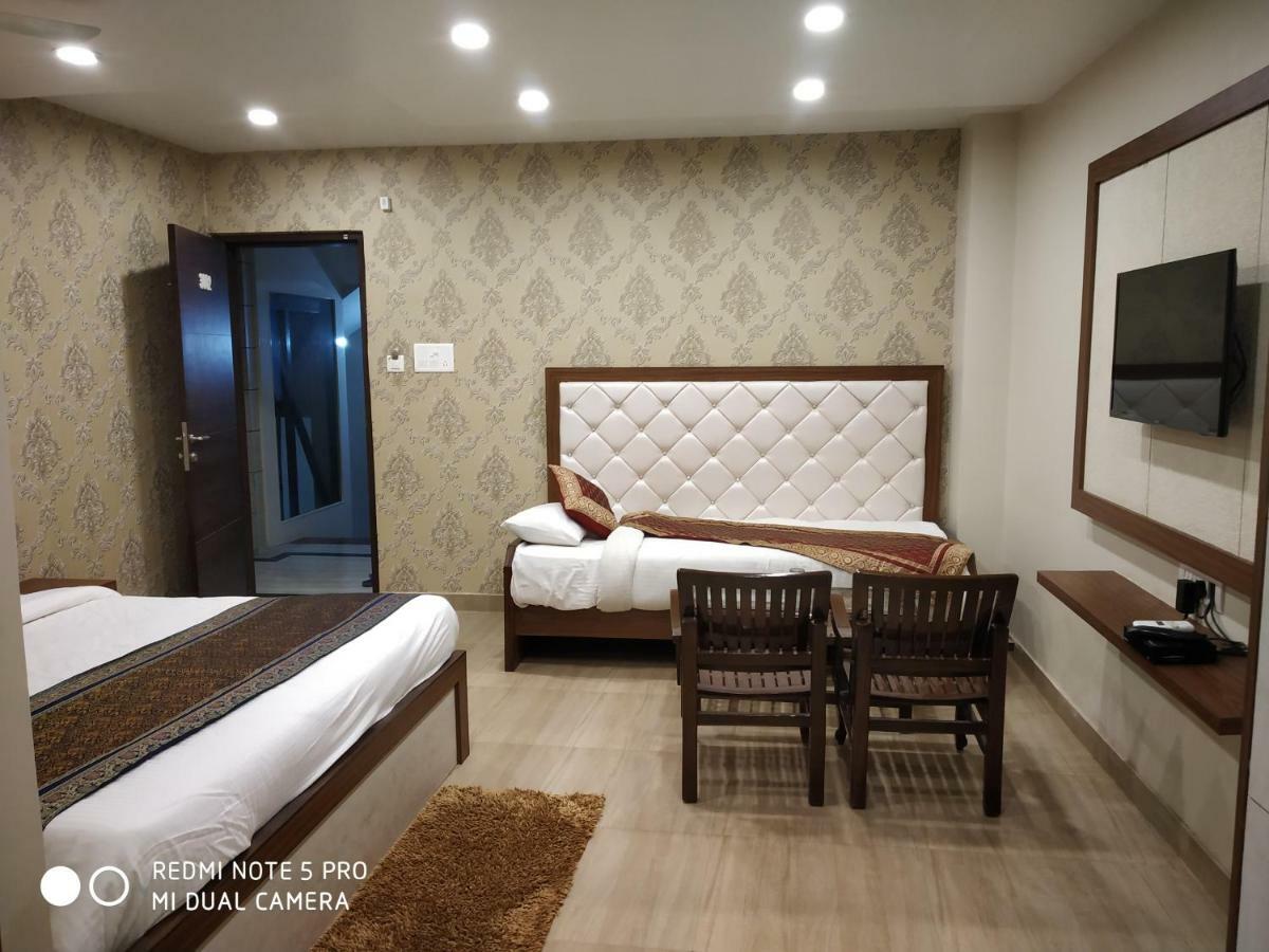 Hotel Aadesh Palace Varanasi Exteriör bild