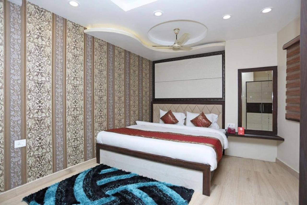 Hotel Aadesh Palace Varanasi Exteriör bild