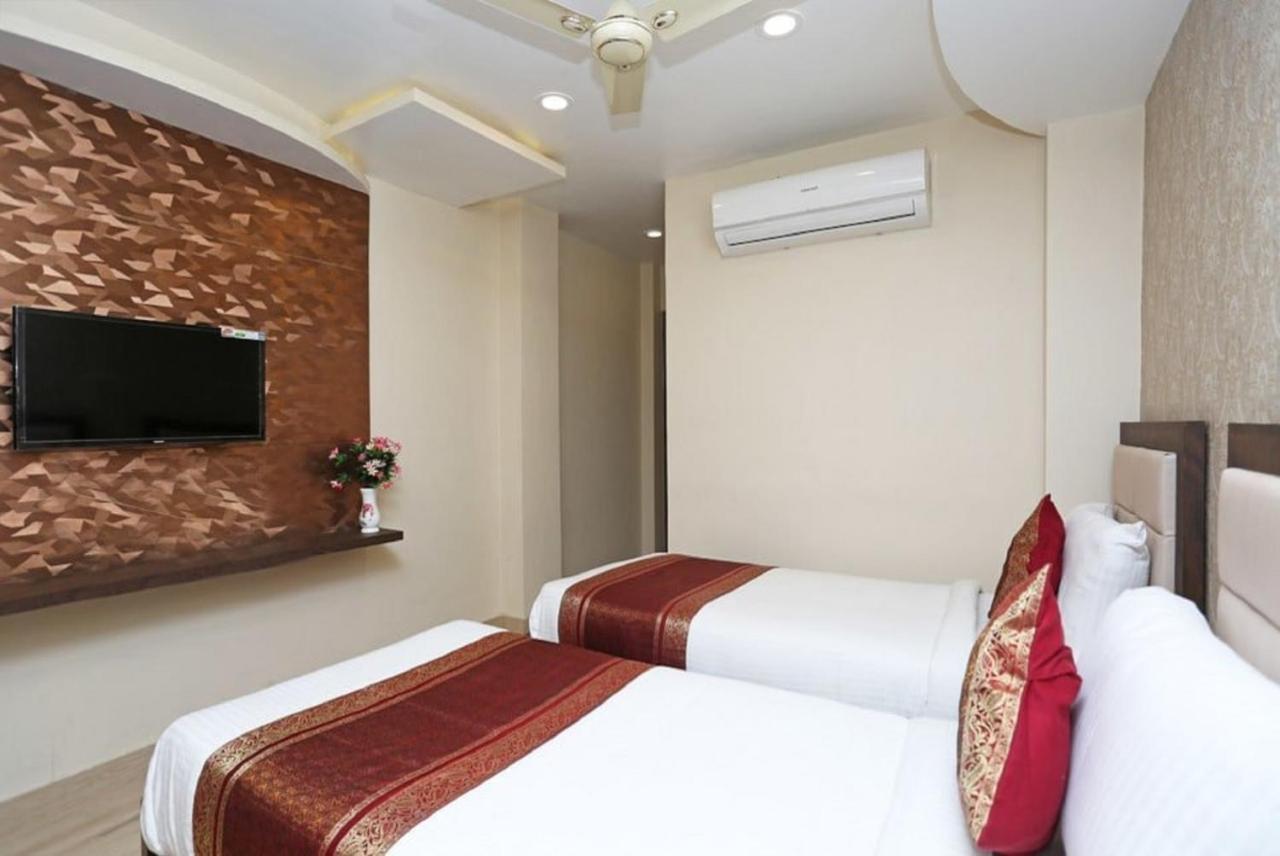 Hotel Aadesh Palace Varanasi Exteriör bild