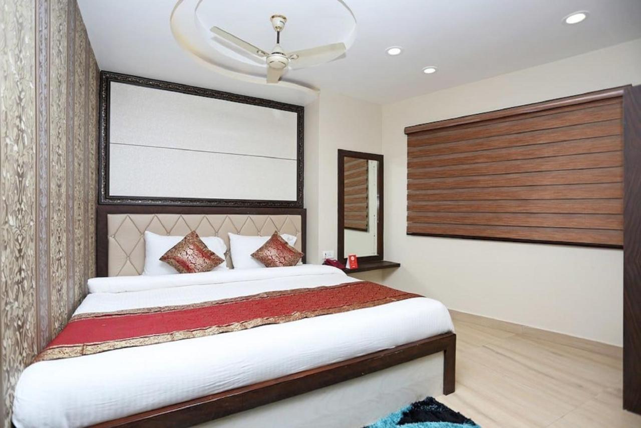 Hotel Aadesh Palace Varanasi Exteriör bild