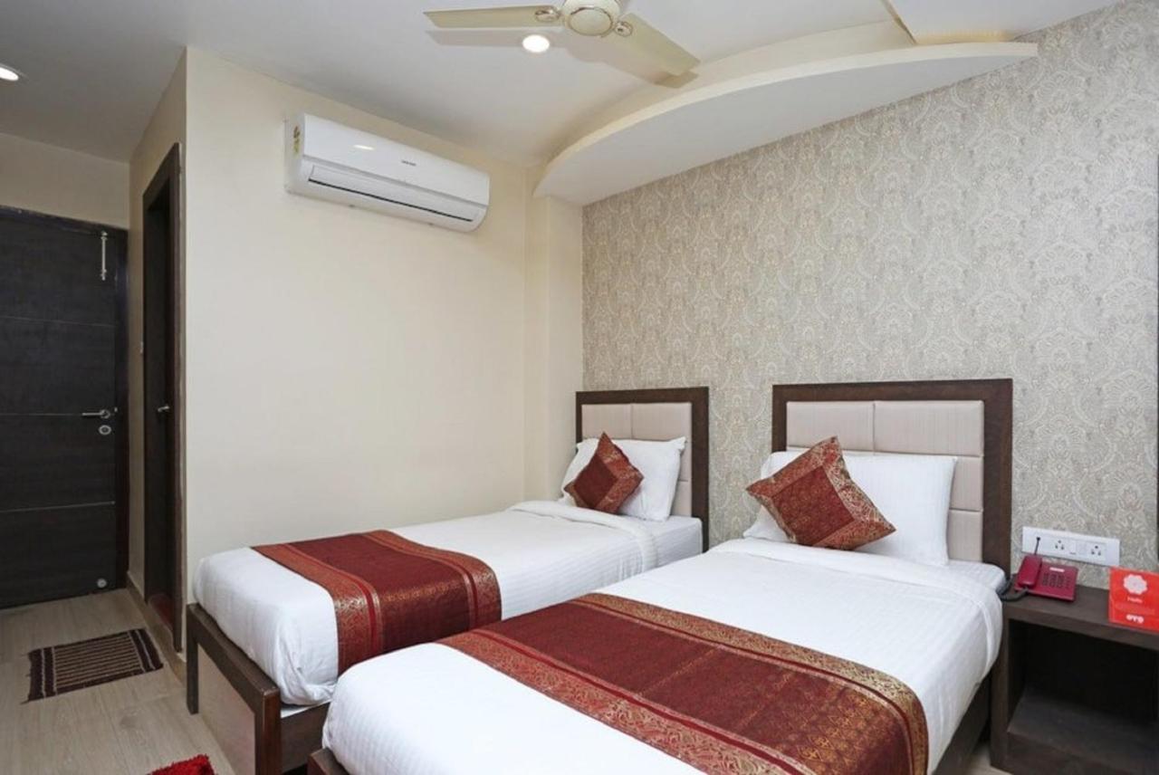 Hotel Aadesh Palace Varanasi Exteriör bild