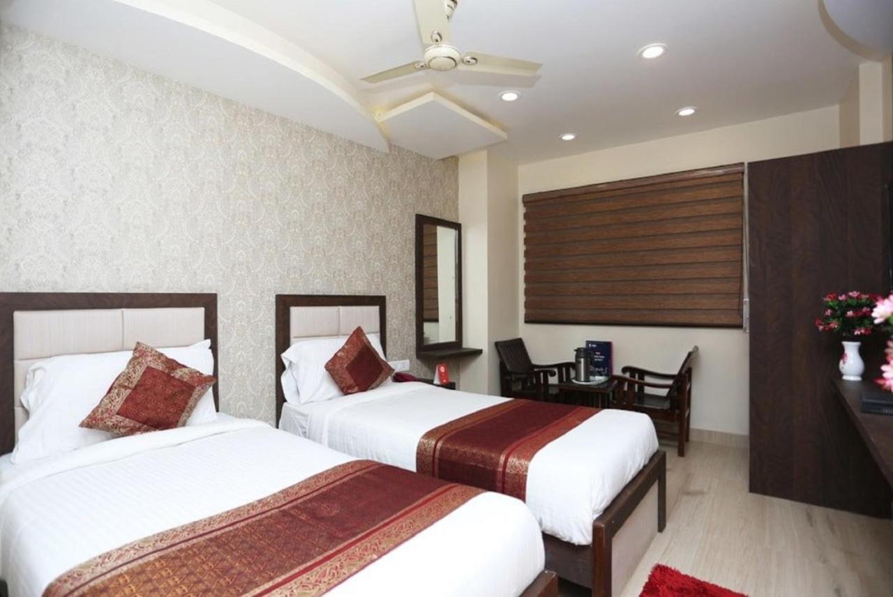 Hotel Aadesh Palace Varanasi Exteriör bild