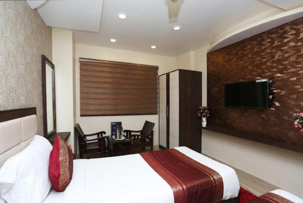 Hotel Aadesh Palace Varanasi Exteriör bild